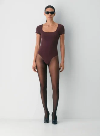 Body original con cuello cuadrado y contorno