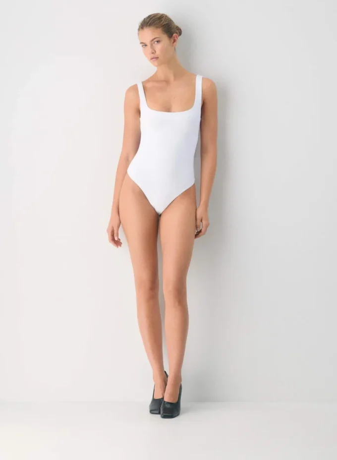Body original con cuello cuadrado y contorno