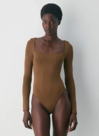 Body original con cuello cuadrado y contorno