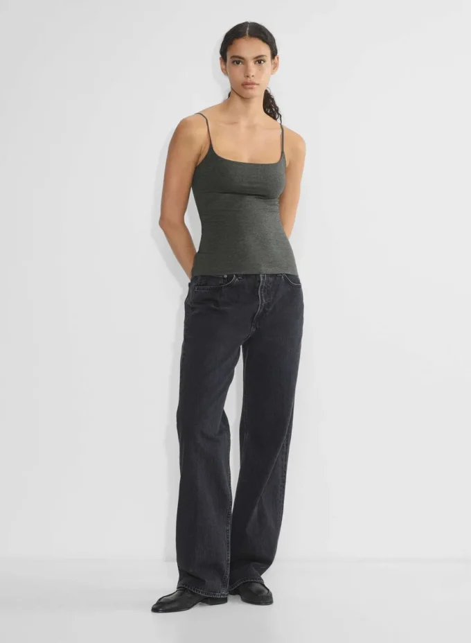camiseta sin mangas con cuello cuadrado y tirantes ajustables de Aritzia camiseta sin mangas con cuello cuadrado y tirantes ajustables de Aritzia