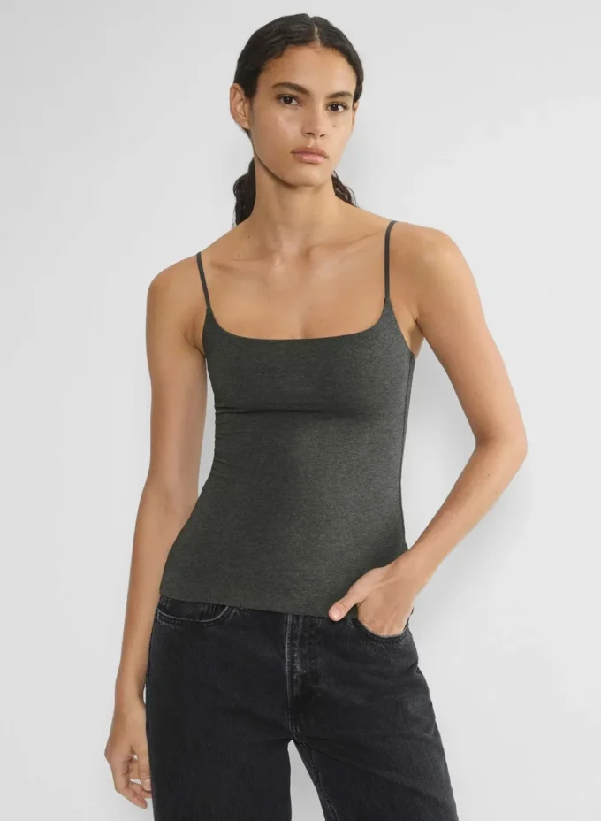 camiseta sin mangas con cuello cuadrado y tirantes ajustables de Aritzia camiseta sin mangas con cuello cuadrado y tirantes ajustables de Aritzia