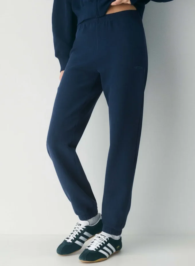 Cozy Sweatfleece de Aritzia. Pantalones de chándal ajustados Cozy Sweatfleece de Aritzia. Pantalones de chándal ajustados