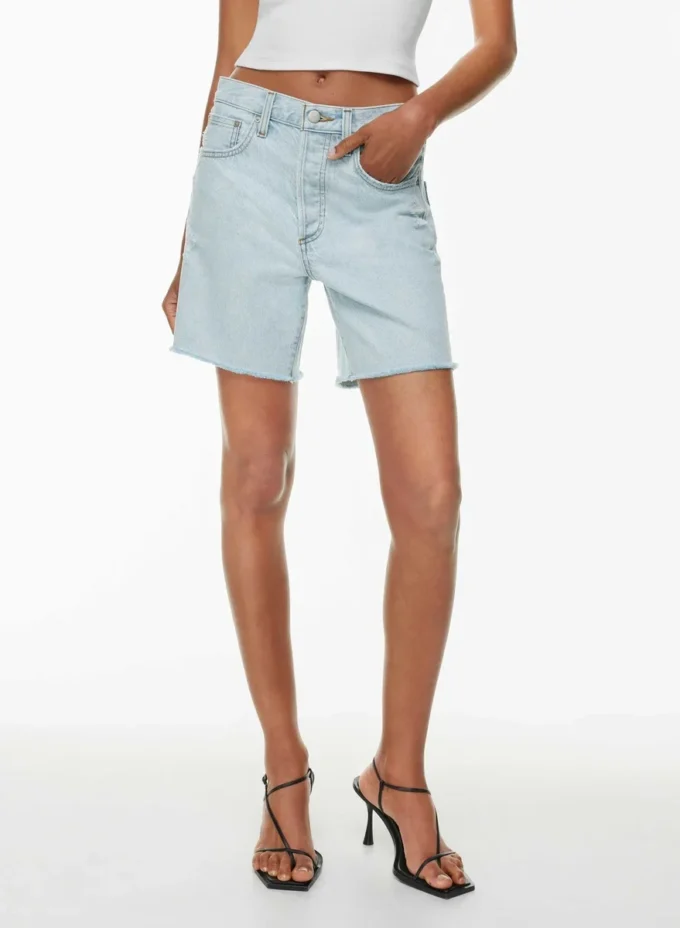 Denim Forum Pantalón corto vaquero Yoko de talle alto y largo hasta la mitad del muslo Denim Forum Pantalón corto vaquero Yoko de talle alto y largo hasta la mitad del muslo