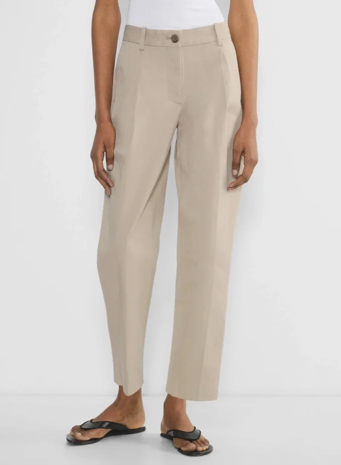 Pantalón chino de talle medio y corte acampanado Pantalón chino de talle medio y corte acampanado