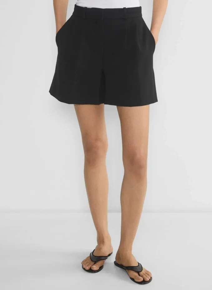 Pantalones cortos plisados hasta la mitad del muslo Pantalones cortos plisados hasta la mitad del muslo