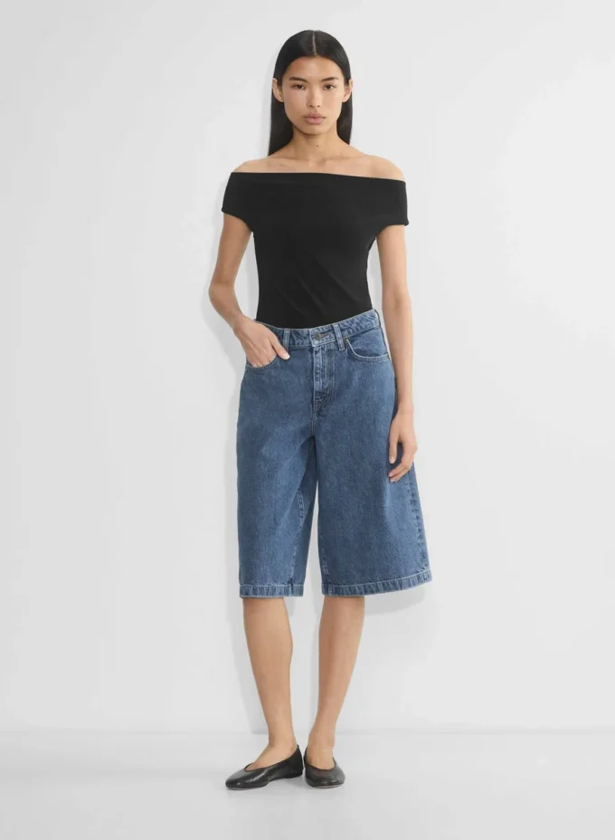 Publicidad Pantalón corto vaquero por debajo de la rodilla Publicidad Pantalón corto vaquero por debajo de la rodilla