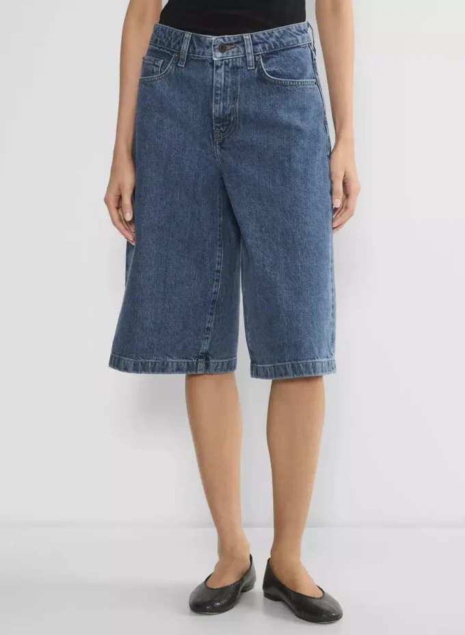 Publicidad Pantalón corto vaquero por debajo de la rodilla Publicidad Pantalón corto vaquero por debajo de la rodilla