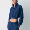 Sudadera corta y cómoda con cuello alto y media cremallera Sudadera corta y cómoda con cuello alto y media cremallera