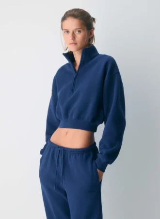 Sudadera corta y cómoda con cuello alto y media cremallera