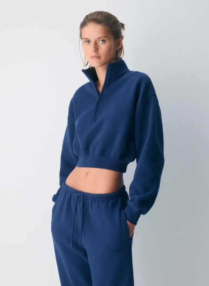 Sudadera corta y cómoda con cuello alto y media cremallera Sudadera corta y cómoda con cuello alto y media cremallera