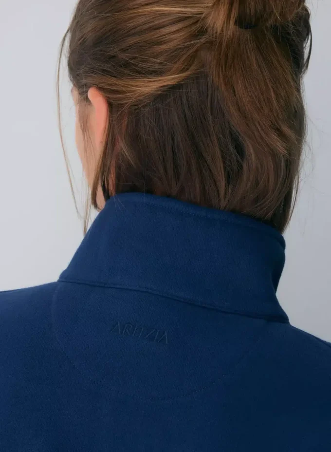 Sudadera corta y cómoda con cuello alto y media cremallera Sudadera corta y cómoda con cuello alto y media cremallera